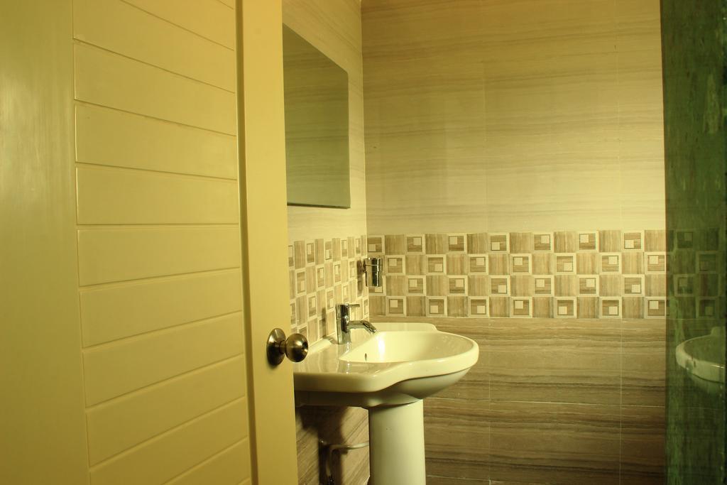Urban Ville Hotel ปูเน่ ภายนอก รูปภาพ